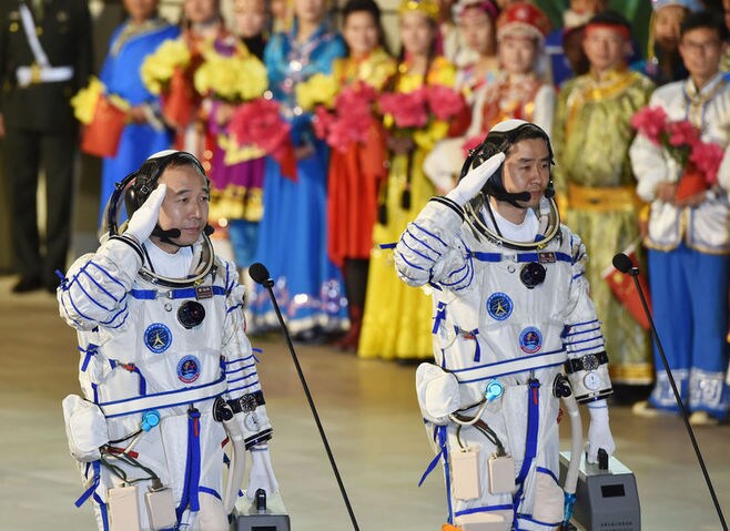 中国､有人宇宙船｢神舟11号｣を打ち上げ