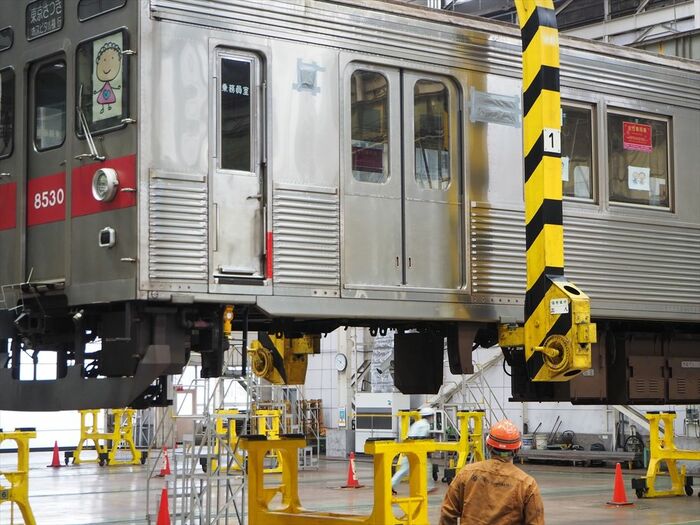 吊り上げられて浮いた車体
