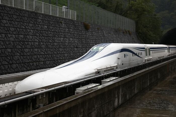 リニアL0系改良型試験車の先頭車と中間車（2両目）