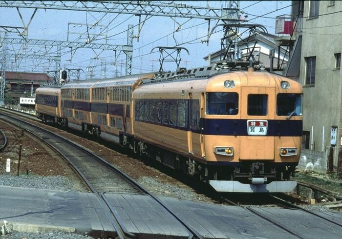 近鉄の特急列車「ビスタカー」