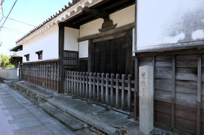 近くには大阪府指定史跡の萱野三平旧邸