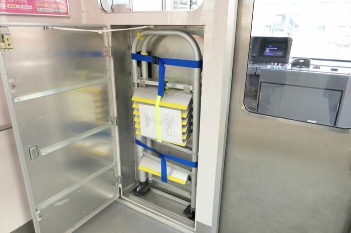 運転席背面に避難はしごの収納スペース