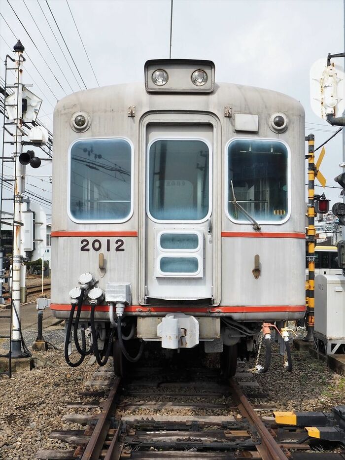 保存されている2000系アルミカーの正面