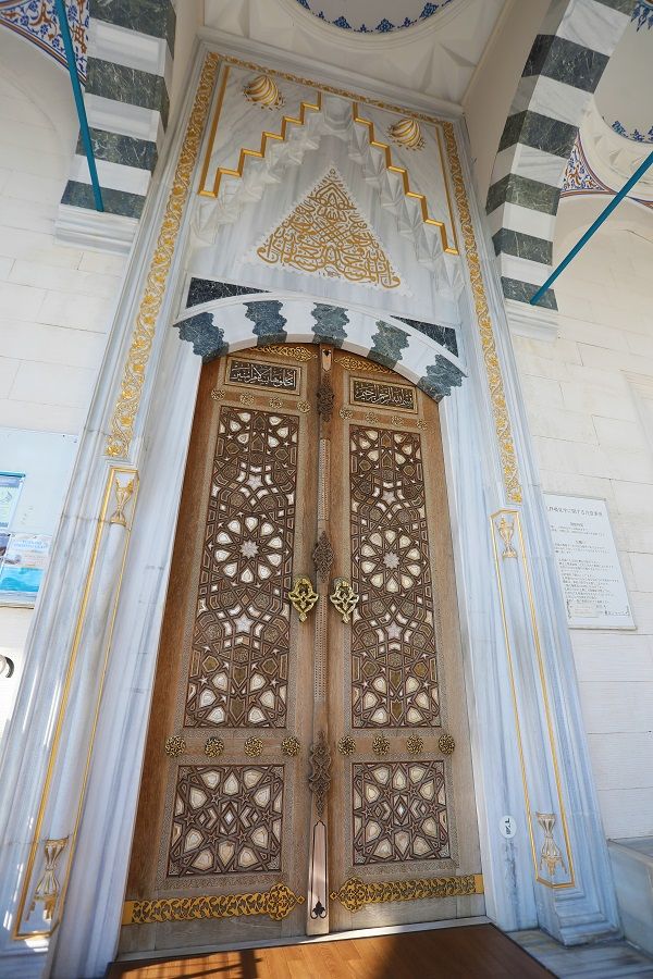 ドームにつながる幾何学模様の大きな扉