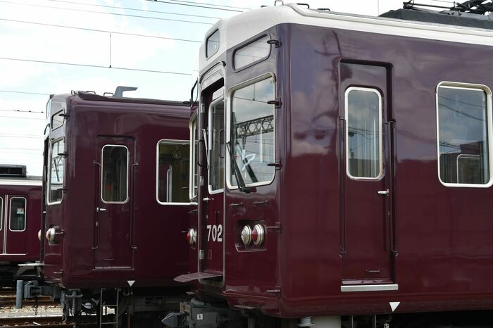 7000系（手前）とは乗務員扉の開き勝手が