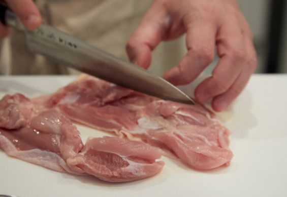 鶏もも肉の大きめなものを1枚使います