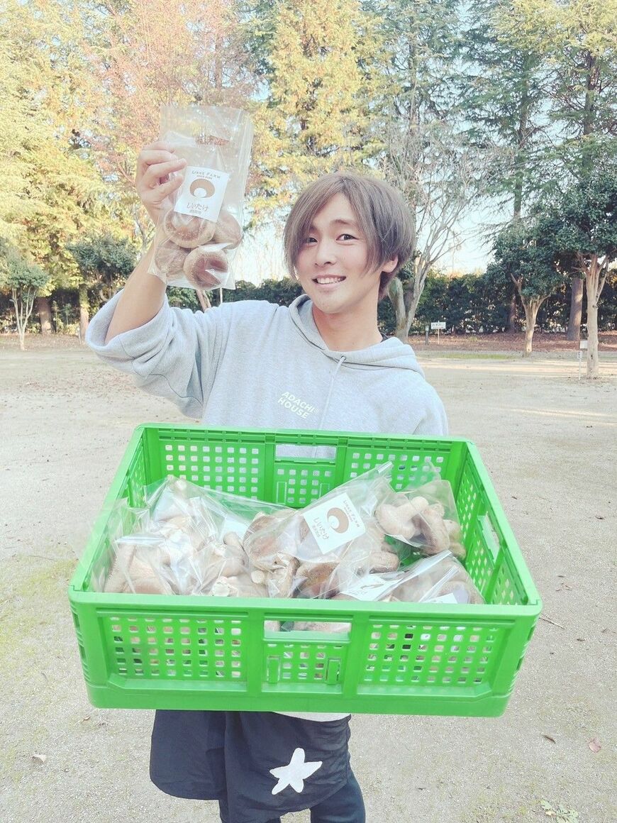 地元農家と協力してキノコ栽培にも取り組んでいる（写真：安達勇人さん提供）