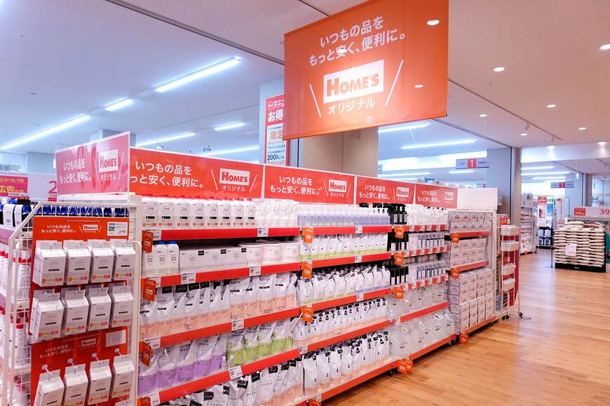 店頭では目立つ場所にPB商品を陳列し、価格訴求品として展開している（記者撮影）