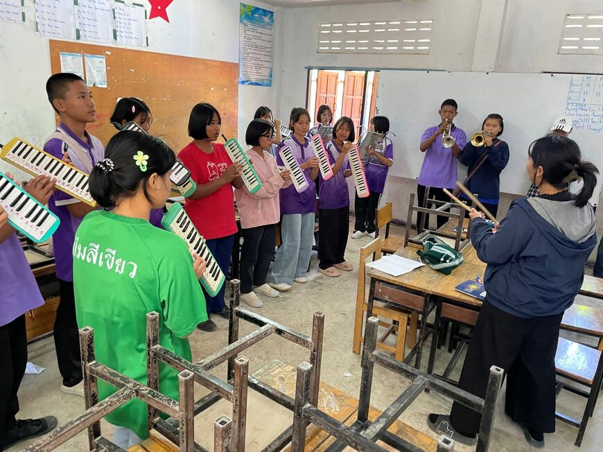 楽器の練習をする子どもたち（提供：JAM）