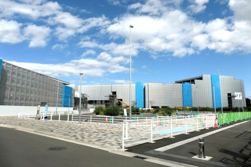 南側から見た建設中の「ゆめが丘ソラトス」＝2023年10月（記者撮影）