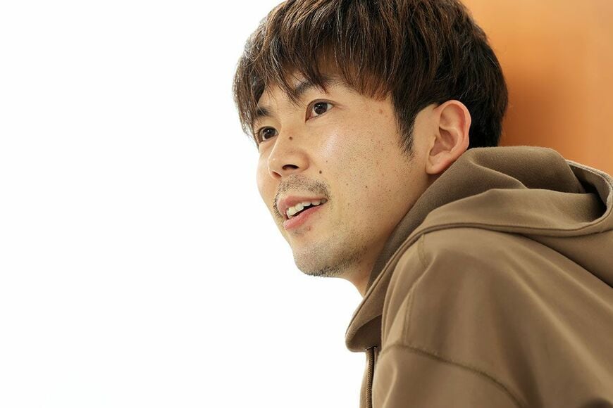 蓑手章吾（みのて・しょうご）HILLOCK（ヒロック）初等部 校長公立小学校で14年勤務した後、2021年3月に東京・世田谷にオルタナティブスクール、ヒロック初等部を創設、22年4月に開校。専門教科は国語。特別支援学校でのインクルーシブ教育や発達の系統性、学習心理学に関心を持ち、教鞭を執る傍ら大学院にも通い、人間発達プログラムで修士号を取得。特別支援2種免許を所有。プログラミング教育で全国的に有名な東京・小金井の前原小学校では、研究主任やICT主任を歴任するなどICTを活用した教育にも高い関心と経験を持つ。著書に『子どもが自ら学び出す！自由進度学習のはじめかた』（学陽書房）、共著に『before&afterでわかる！研究主任の仕事アップデート』（明治図書）、『知的障害特別支援学校のICTを活用した授業づくり』（ジアース教育新社）、『個別最適な学びを実現するICTの使い方』（学陽書房）などがある（撮影：今井康一）