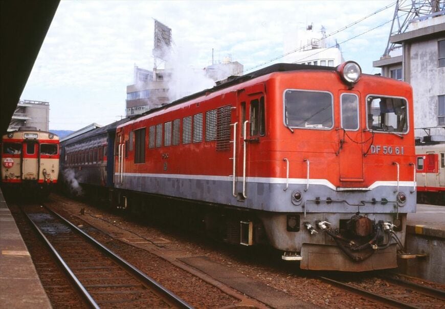 高松駅で気動車急行「土佐」と並んだDF50形牽引の客車普通列車。四国ではDF50形が主力として活躍した（撮影：南正時）