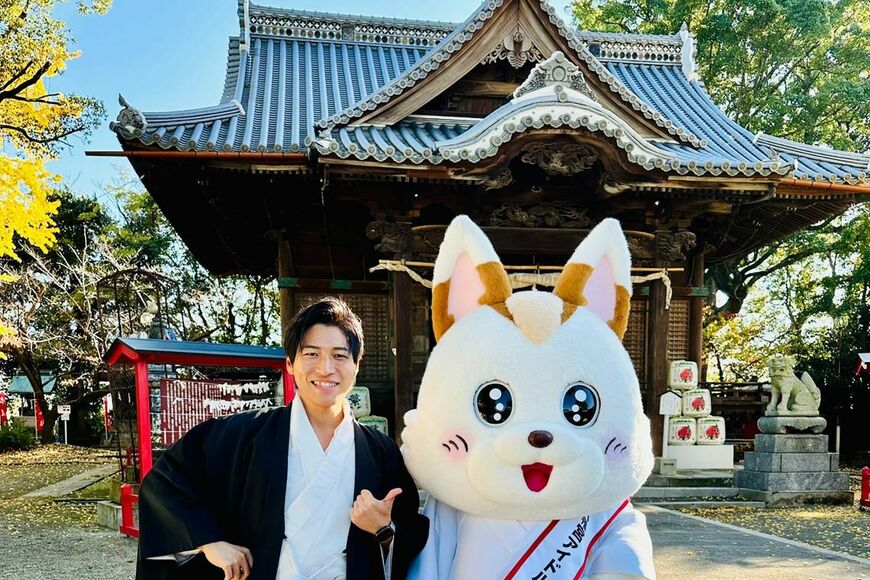 福島八幡宮のキャラクター・シロと吉開氏（写真：福島八幡宮提供）