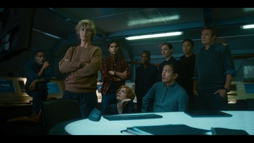 全8話独占配信中のHuluオリジナルドラマ「THE SWARM」は多国籍の俳優陣とともに日本人役として木村拓哉（前列・右）と平岳大（後列・右から2番目）が出演する。先日開催されたMIPCOMカンヌ2023のTBI主催アワードで受賞する快挙を果たした（C）Hulu Japan