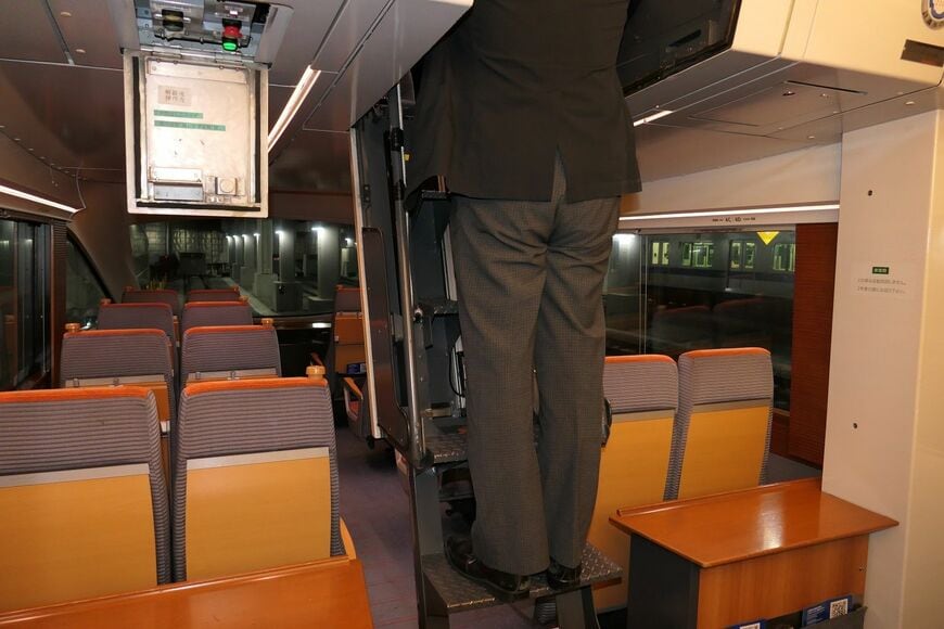 運転席へははしごを使って上る（記者撮影）