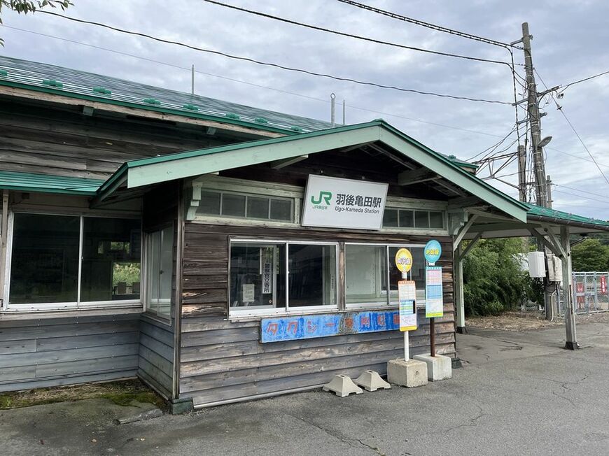 駅舎は風情ある趣きです（筆者撮影）