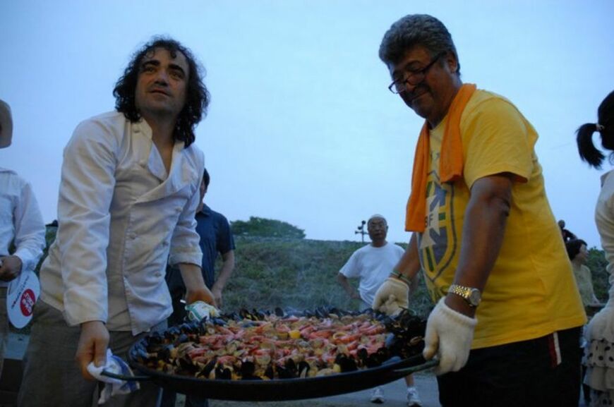 被災地では7回も炊き出しを行い、チリ料理が受け入れられたことでレストランの開業を決めた（エドさん提供）