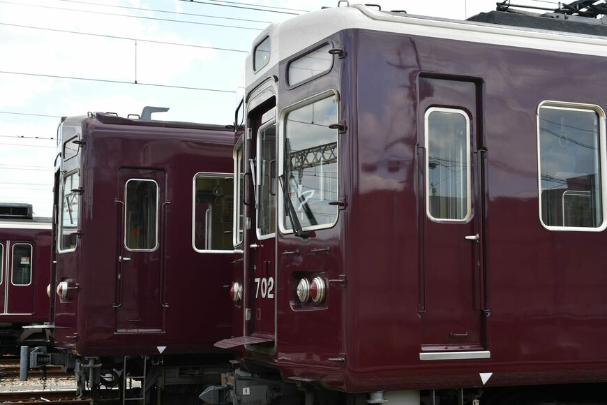 7000系（手前）とは乗務員扉の開き勝手が逆になっている（筆者撮影）