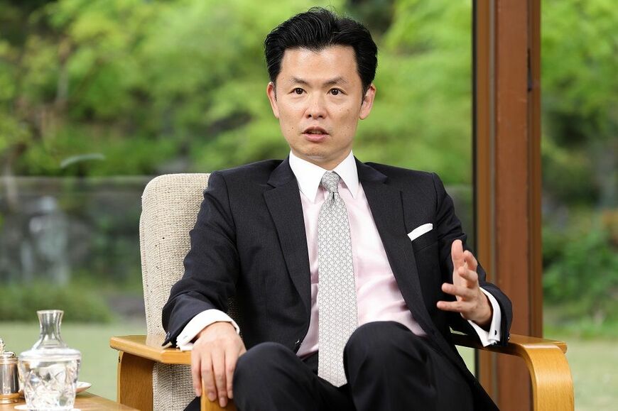 近藤正晃ジェームス（こんどう・まさあきら・じぇーむす）/ 慶應義塾大学経済学部卒業、ハーバード大学経営大学院修了、イェール大学 ワールド・フェロー。Twitter Japan株式会社代表取締役会長・Twitter本社副社長を経て、公益財団法人 国際文化会館理事長に就任。シリコンバレー・ジャパン・プラットフォーム共同議長、慶應義塾大学医学部訪問教授等を兼任。社会事業に関心が高く、認定NPO法人TABLE FOR TWO、一般財団法人 教育支援グローバル基金ビヨンドトゥモローなどを共同設立。世界経済フォーラムのヤンググローバルリーダー、アジア・ソサエティのアジア21フェロー等に選出（撮影：尾形文繁）