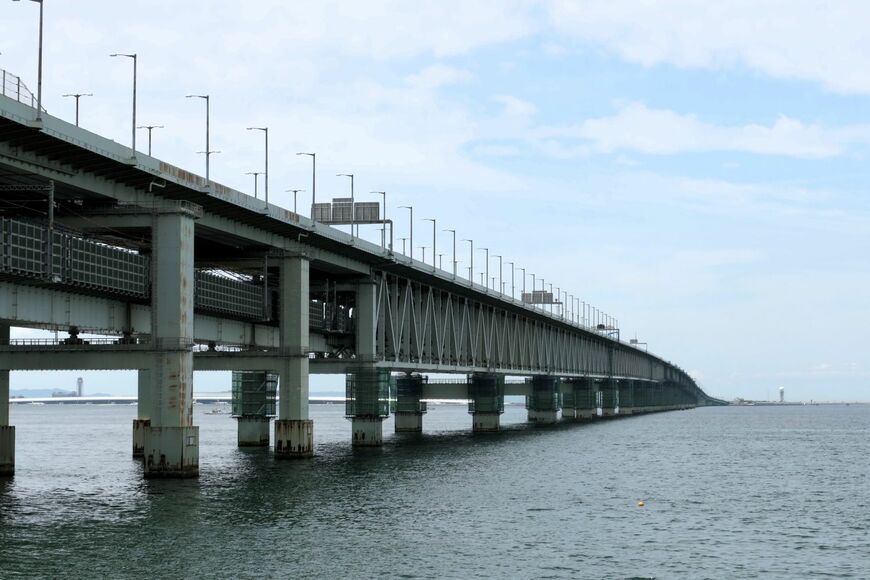 海の上を渡る連絡橋（記者撮影）