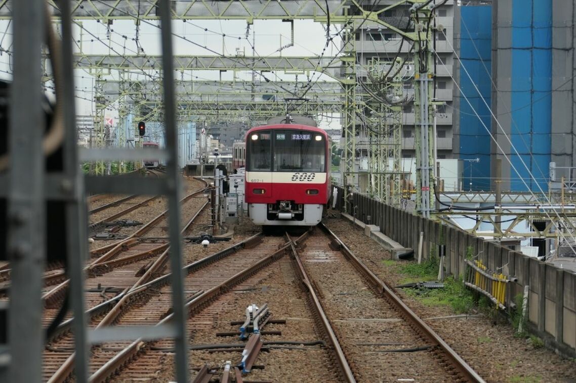 京急川崎駅に入線する下り列車