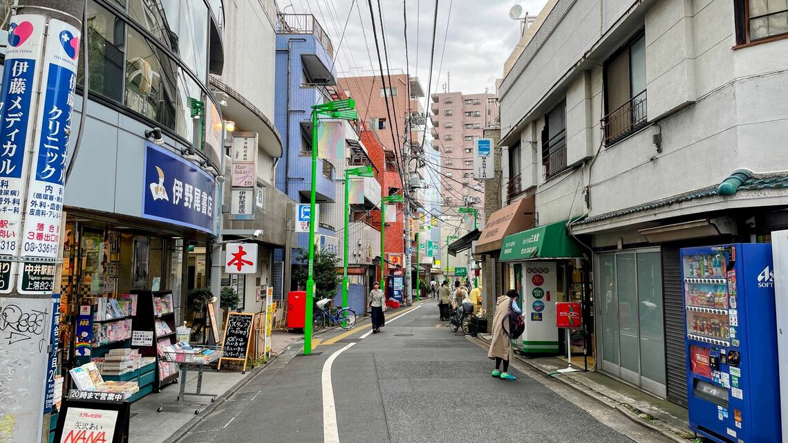 ｢この街は発展しない。だからいいんだ｣ 新宿駅から6分､なのに｢素通りされる｣街。交通の便がすこぶる良いのに､再開発の波が及ばないワケ〈再配信 ...