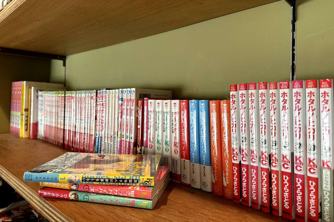 これまでの代表作が並ぶ本棚（画像：ひうらさん提供）