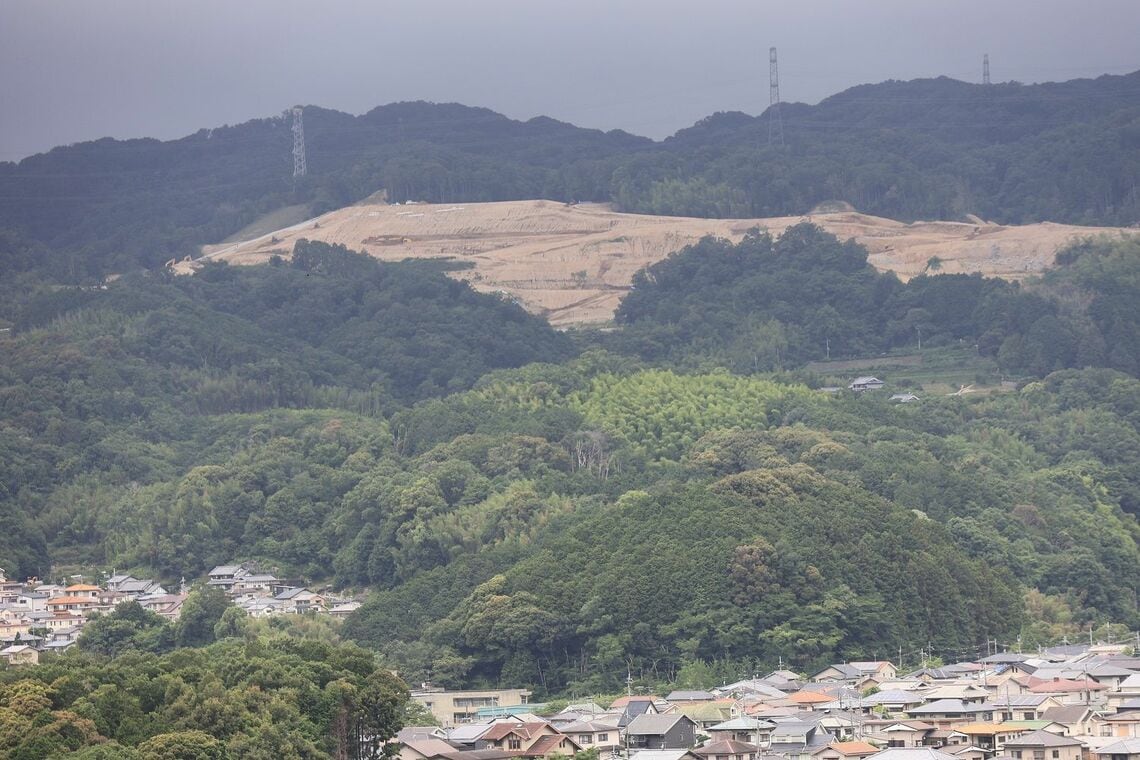 建設現場を含む平群の山。左下の端にある椿台の住民が土砂災害の可能性を心配している（撮影：河野博子）