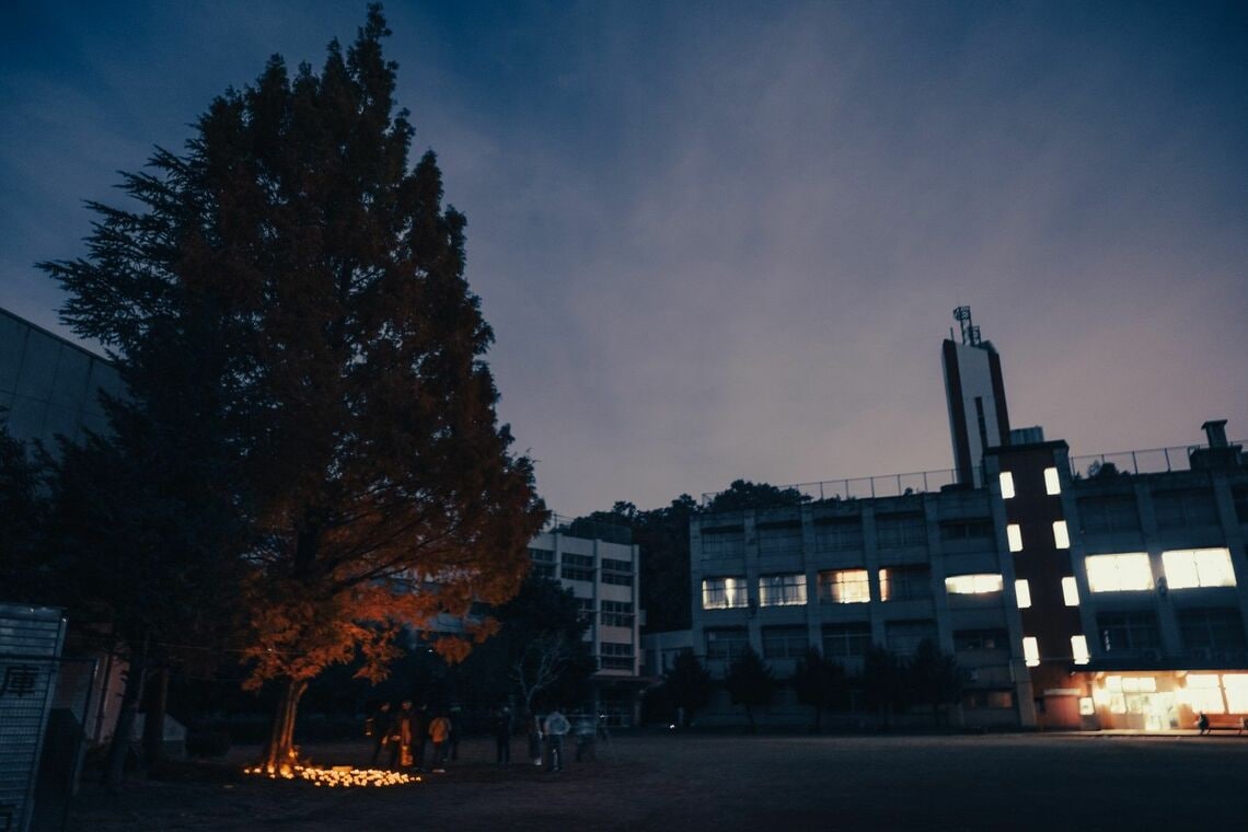 「いのちのミュージアム」が入る百草台コミュニティセンター。メタセコイアの木の下にキャンドルライトが並べられた（写真：穐吉洋子）