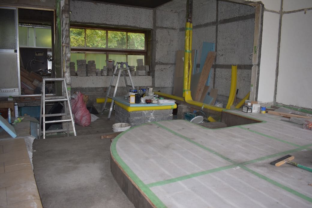 学生が改修に取り組んでいる部屋の様子（筆者撮影）