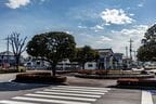 東小泉駅前のロータリー。駅周辺には住宅地が広がる