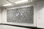 改札外に展示したパブリックアート「光の結晶」