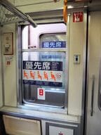 換気を考慮し、連結面の窓もパワーウインドウによる