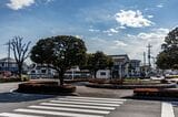 東小泉駅前のロータリー。駅周辺には住宅地が広がる（撮影：鼠入昌史）