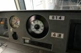 運転台の計器類（記者撮影）