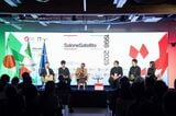 多くの大型パビリオンには専用のシアターが用意され、そこで政治家や国際機関、宗教的リーダー、科学者、デザイナーなどあらゆる分野のリーダーによる会議が日々行われている。ただし、そうしたトークの記録などはパビリオン任せで全貌を知ることはできない。上は8月12日の特別な「ハイジの日」に開催されたイベント「政治における女性たち」での上川陽子前外務大臣による基調講演の様子（写真提供：スイス大使館）。下はイタリア館にて9月20日まで開催されている世界的な若手デザイナーの登竜門の過去の展示を振り返る「SaloneSatellite Permanent Collection 1998-2025 Exhibition」で行われたサローネサテリテ創始者兼キュレーター 、マルヴァ・グリフィン・ウィルシャー（Marva Griffin Wilshire）と日本の若手デザイナーたちによるトークの場面。©Italy Expo 2025 Osaka