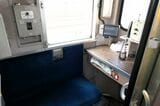 乗務員室は車両の角にある（記者撮影）