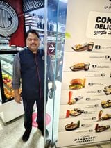 店主はコルカタが故郷というインド人（筆者撮影）