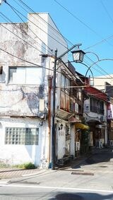 バーコマドのある通り。かつてはもっと店が並んでいただろうが、現在はいささか寂しい状態。アーチ看板が目を惹く（写真：筆者撮影）