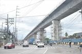 建設中の南北通勤鉄道（NSCR）の高架橋。こちらも車両基地や一部区間の着工が遅れている（筆者撮影）