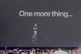 基調講演ビデオの中でティム・クックCEOは「Macがパーソナルコンピューティングを、iPhoneがモバイルコンピューティングをもたらしたように、Apple Vision Proは空間コンピューティングをもたらします」と紹介した（筆者撮影）