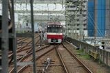 京急川崎駅に入線する下り列車（記者撮影）