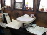 姉妹はベンチシートに座りお客さんを待つ（筆者撮影） 