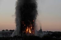 英国のタワマン火災､65人以上が行方不明 当局は｢死者が3ケタに達しないことを祈る｣