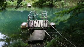 まるで秘境探検！ぐらりと傾く手作りいかだで湖を渡り､全国で6基だけの《異形のダム》へ…間近で見た"圧巻の光景"