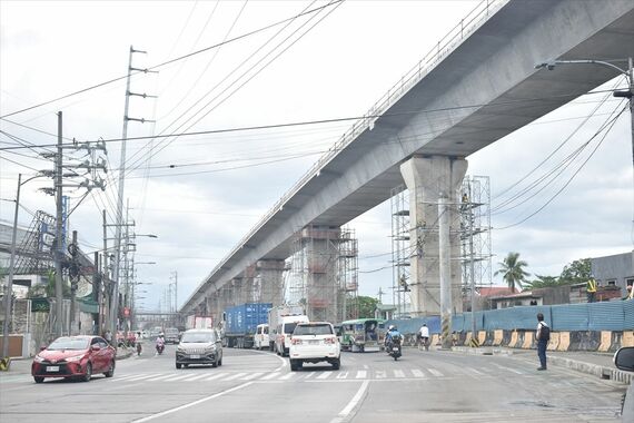 フィリピン 南北通勤鉄道 高架橋 建設中