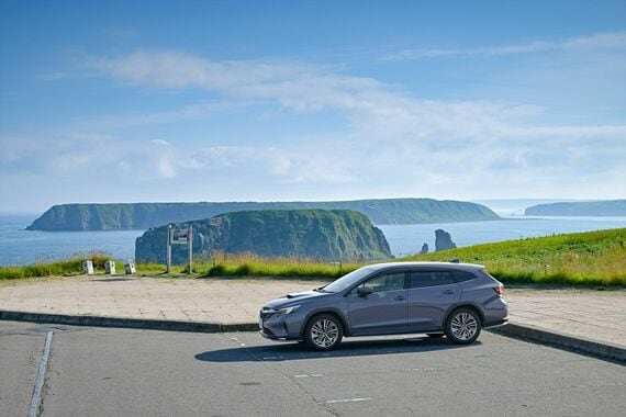 距離を置いて眺めると車高が高められていることがよくわかる(写真:SUBARU)