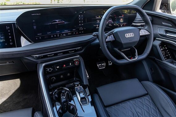 SQ5スポーツバックのコクピット