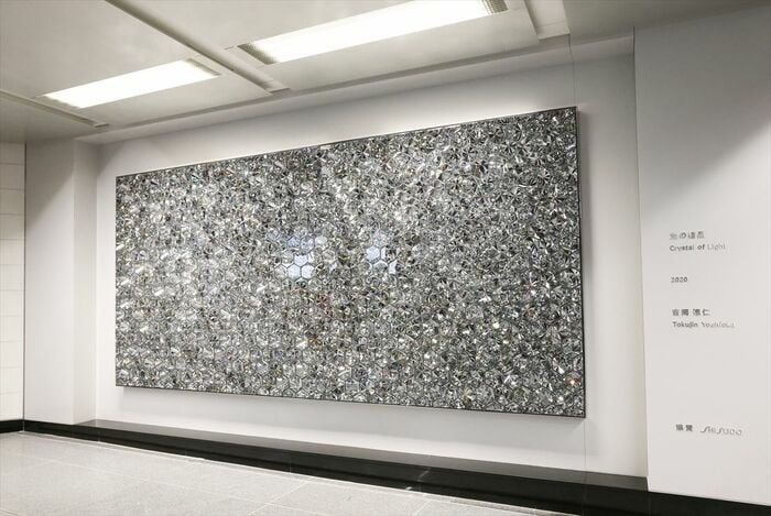 改札外に展示したパブリックアート「光の結晶」