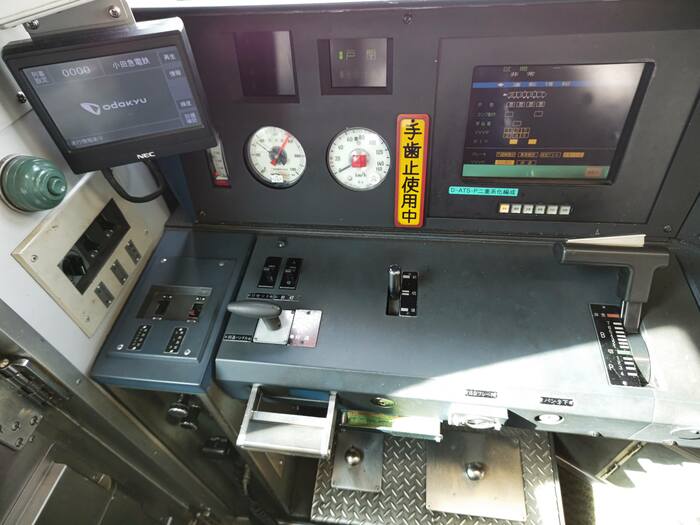 右手で操作するワンハンドルマスコン